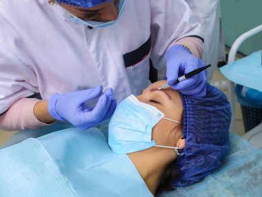 Microblasting eski makyaj kaldırmak.