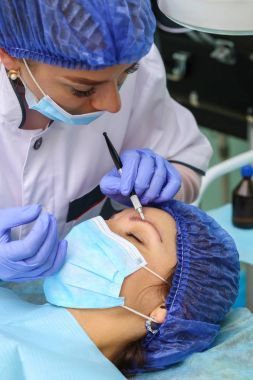 Microblasting eski makyaj kaldırmak.