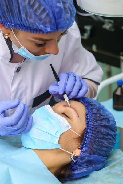 Microblasting eski makyaj kaldırmak.