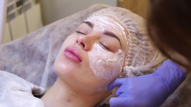 The beautician prepares face girls cream anesthetic before beauty — Stock Video