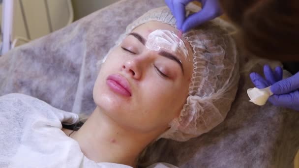 L'esthéticienne prépare visage filles crème anesthésique avant la beauté — Video