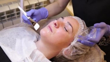 Yüz hasta üzerinde uygulanan kozmetik jel.