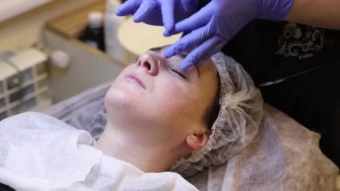 Genç kadın yüz tedavi spa salonu sahip