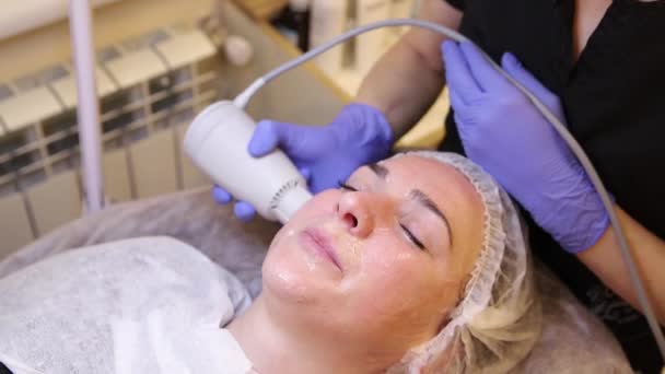 Процедура криотерапии кожи лица — стоковое видео