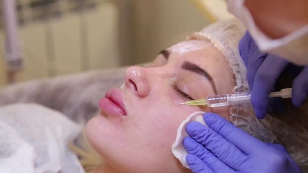 Mesotherapie injecties in het gezicht. — Stockvideo