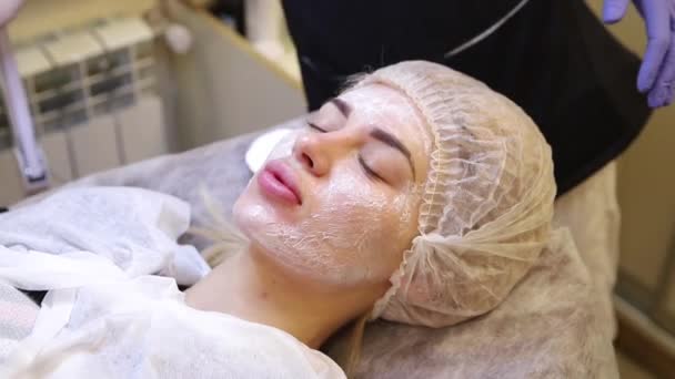Косметолог готовит девушкам крем для лица анестезию перед красотой — стоковое видео