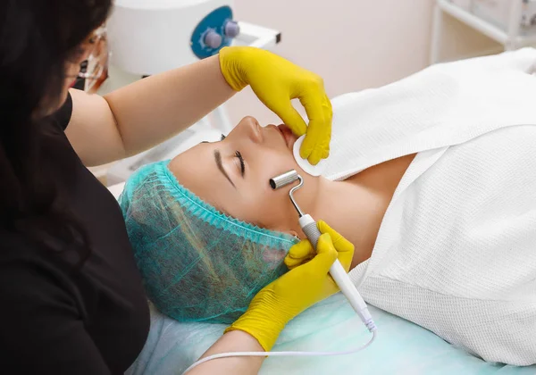 El dispositivo es la cosmetología facial . —  Fotos de Stock