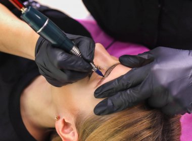 Kaşları üzerinde kalıcı makyaj.