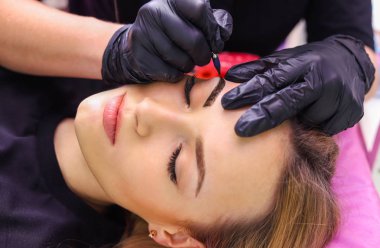 Kaşları üzerinde kalıcı makyaj.