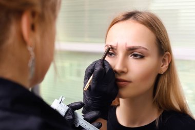 Kaşları üzerinde kalıcı makyaj.