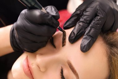 Kaşları üzerinde kalıcı makyaj.