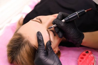 Kaşları üzerinde kalıcı makyaj.