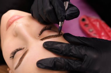 Kaşları üzerinde kalıcı makyaj.