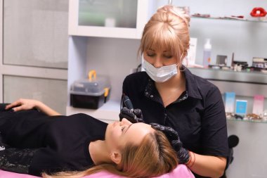 Kaşları üzerinde kalıcı makyaj.