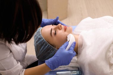 kadının içinde spa klinik kozmetik işlemler yapması.