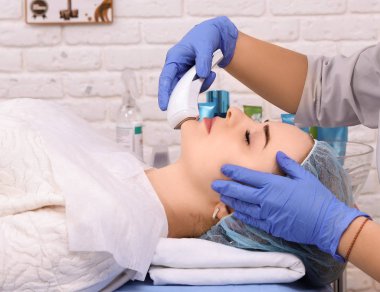 kadının içinde spa klinik kozmetik işlemler yapması.