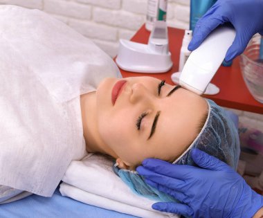 kadının içinde spa klinik kozmetik işlemler yapması.