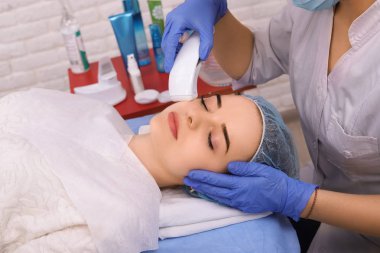 kadının içinde spa klinik kozmetik işlemler yapması.