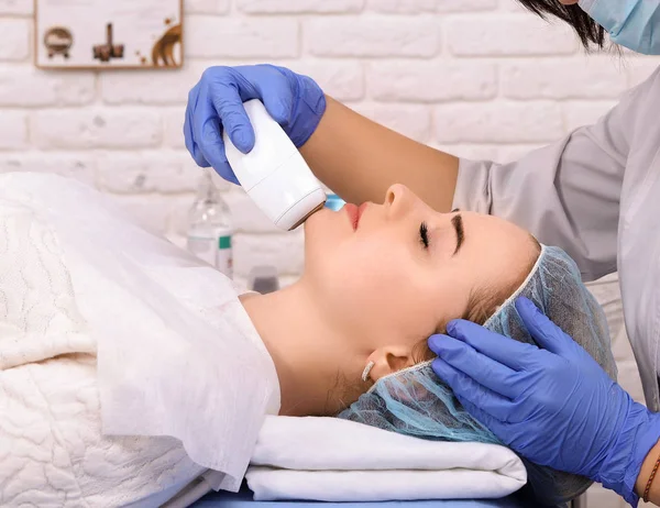 Mujer haciendo procedimientos cosméticos en la clínica de spa . — Foto de Stock