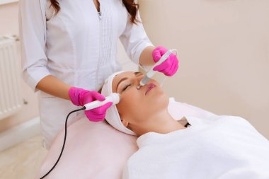 Ultrason boşaltımı prosedürü. Yaşlanma önleyici, kaldırma prosedürü.