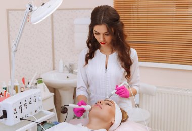 Ultrason boşaltımı prosedürü. Yaşlanma önleyici, kaldırma prosedürü.