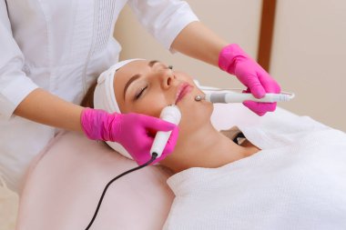 Ultrason boşaltımı prosedürü. Yaşlanma önleyici, kaldırma prosedürü.