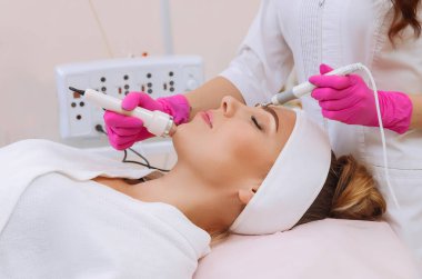 Ultrason boşaltımı prosedürü. Yaşlanma önleyici, kaldırma prosedürü.