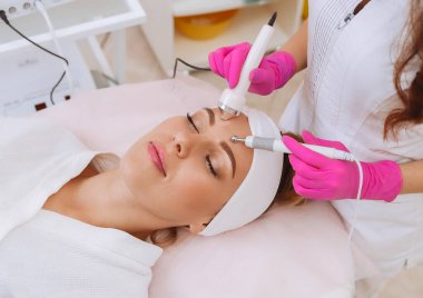 Ultrason boşaltımı prosedürü. Yaşlanma önleyici, kaldırma prosedürü.