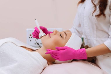 Ultrason boşaltımı prosedürü. Yaşlanma önleyici, kaldırma prosedürü.