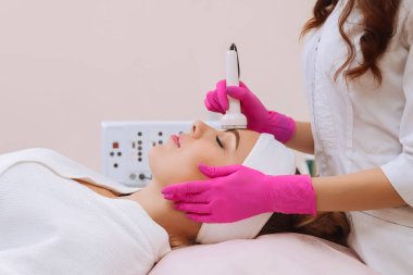 Ultrason boşaltımı prosedürü. Yaşlanma önleyici, kaldırma prosedürü.