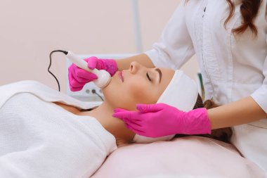 Ultrason boşaltımı prosedürü. Yaşlanma önleyici, kaldırma prosedürü.