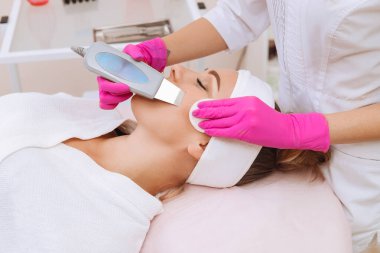 Profesyonel ultrasonik ekipman. Cilt Bakımı.
