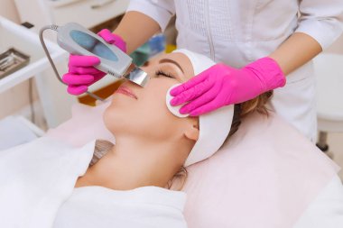 Profesyonel ultrasonik ekipman. Cilt Bakımı.