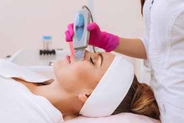 Profesyonel ultrasonik ekipman. Cilt Bakımı.