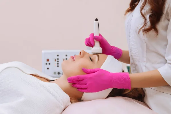 Ultraschall-Kavitationsverfahren. Anti-Aging, Lifting-Verfahren. — Stockfoto