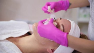 Güzellik salonunda temizlik peeling.