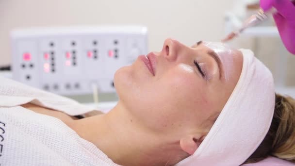 Hermosa mujer con máscara facial en el salón de belleza — Vídeos de Stock