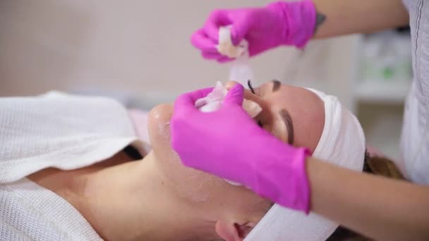 Cleansing peeling at the beauty salon. — Stock Video