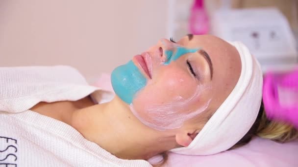 Wellness-Frau trägt Gesichtsreinigungsmaske auf. — Stockvideo