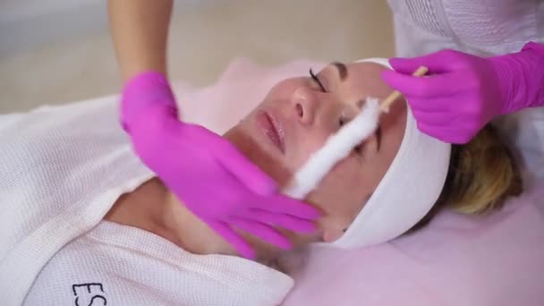 Cryomassage Twarz Kobiety Kosmetyczka Używająca Ciekłego Azotu — Wideo stockowe