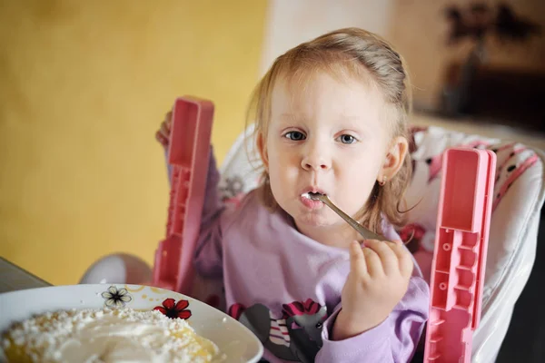 Мила маленька дівчинка їсть кашу — стокове фото