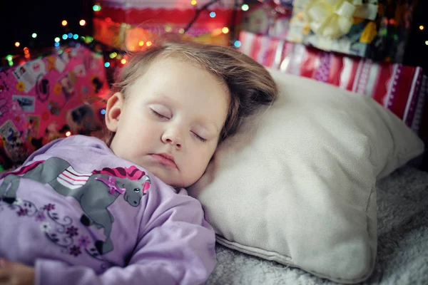 Cute little girl sleeping with a toy — Stock Photo, Image