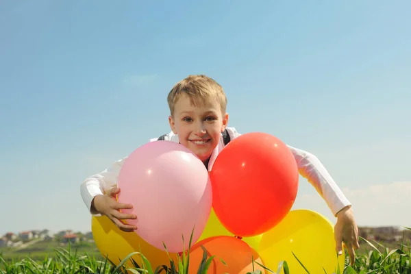 Счастливый Мальчик Воздушными Шарами Открытом Воздухе — стоковое фото