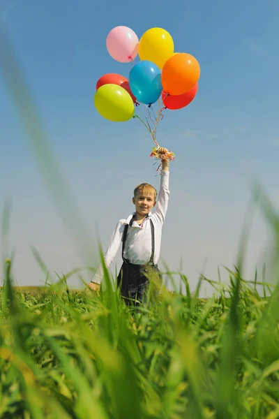 Anak Laki Laki Bahagia Dengan Balon Luar Ruangan — Stok Foto