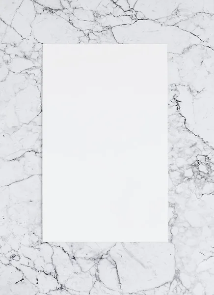 Pusty arkusz białego papieru na marmurze. Makieta — Zdjęcie stockowe