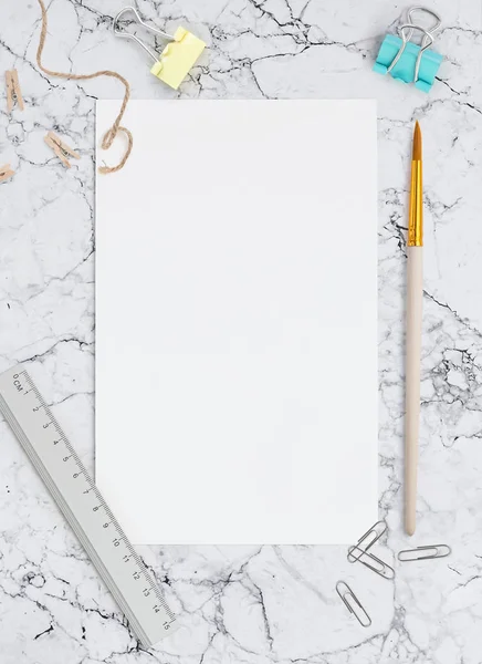 Foglio bianco di carta bianca su marmo. Mockup per i social network — Foto Stock