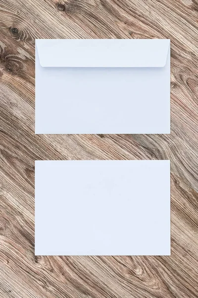 Envelopes brancos em branco sobre fundo de madeira. Dois lados — Fotografia de Stock