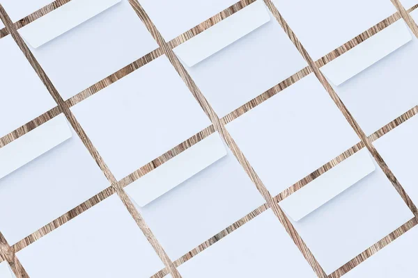 Белые конверты на деревянном фоне. Две стороны — стоковое фото
