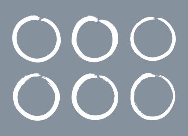 Açık gri arkaplanda beyaz renkte yuvarlak grunge fırça darbeleri koleksiyonu. Bir dizi tasarım elemanı. Vektör illüstrasyonu.