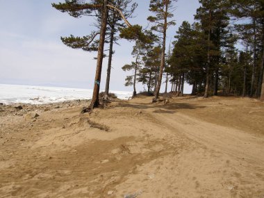 Deniz Baykal buz kaplı. Bahar.